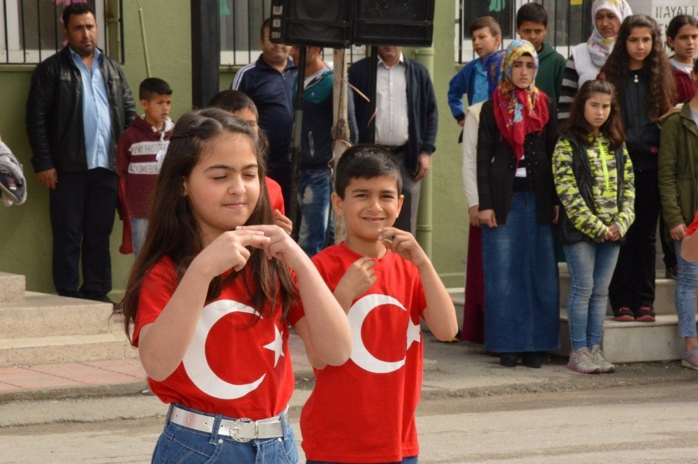 İstiklal Marşı’na İşaret Diliyle Eşlik Ettiler