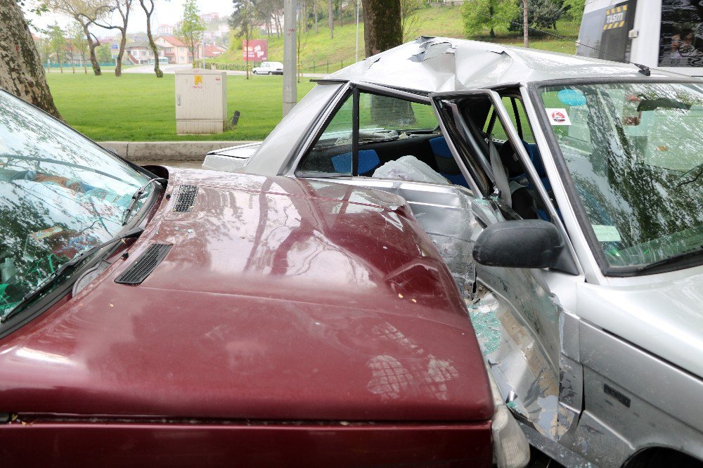 Sakarya’da Trafik Kazası: 3 Yaralı