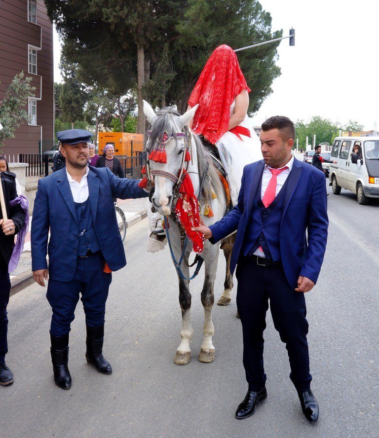 Gelini At Üzerinde Dolaştırdılar Geleneği Yaşattılar