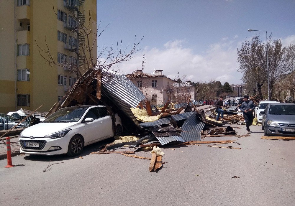 Sivas’ta Şiddetli Fırtına 100’den Fazla Binanın Çatısını Uçurdu, 46 Araca Zarar Verdi