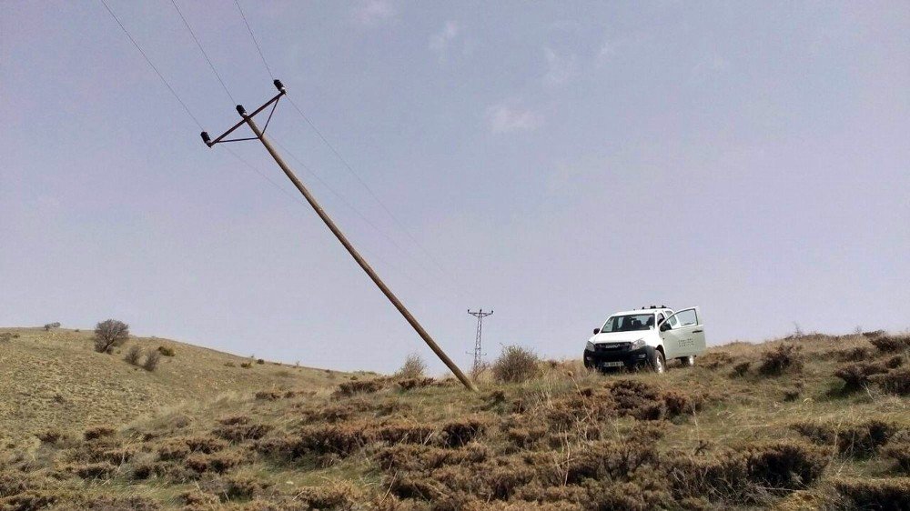 Sivas’ta Şiddetli Fırtına 168 Elektrik Direğini Yıktı