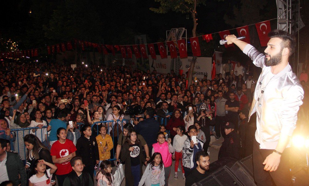 Emre Kaya 23 Nisan’da Adana’da Sahne Aldı