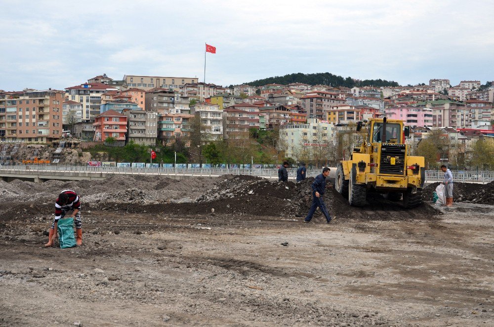 Ekmeğini Demirden Çıkarıyorlar