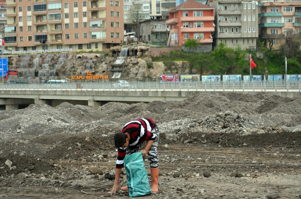 Ekmeğini Demirden Çıkarıyorlar