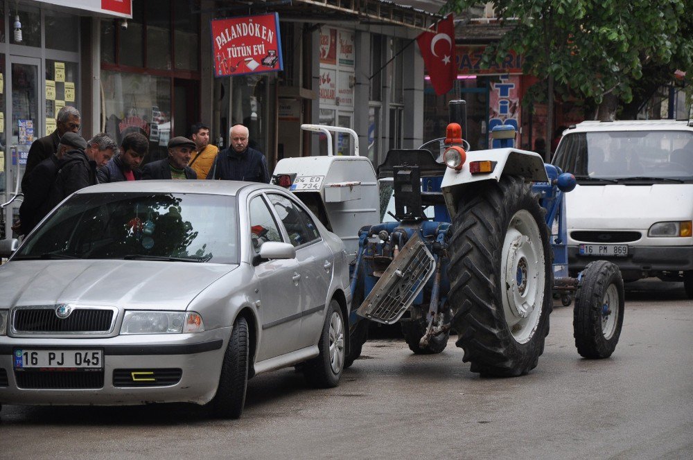 Sürücüsüz Traktör 4 Aracı Hurdaya Çevirdi