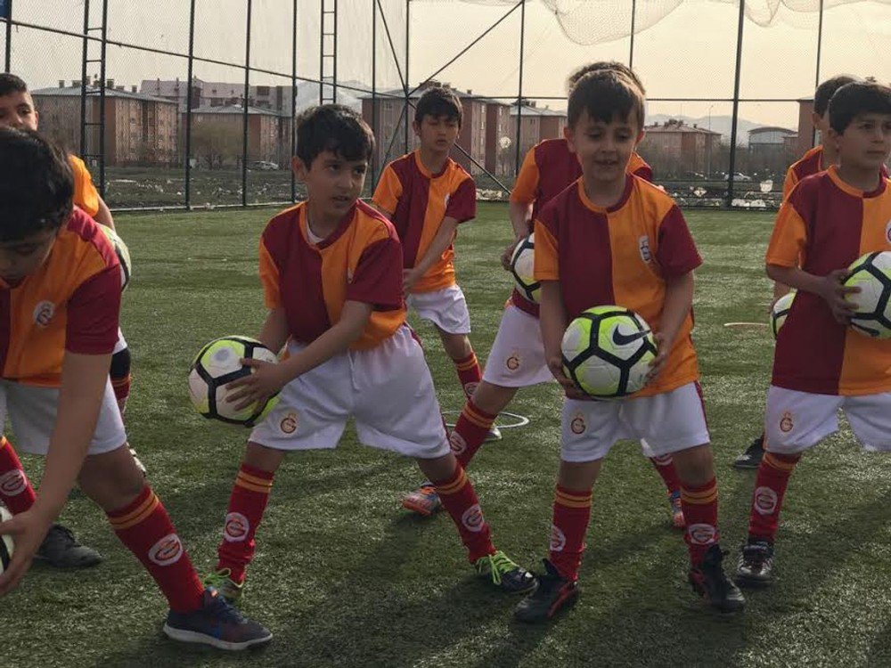 Ağrı’da Galatasaray Futbol Okulu Minikleri Sevindirdi