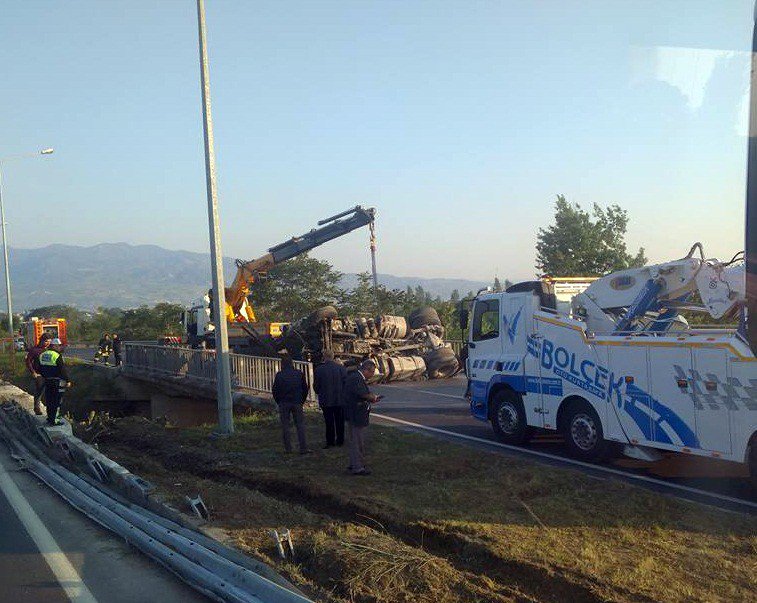 Kamyon Köprüden Demiryoluna Düştü, Tren Seferleri Durdu