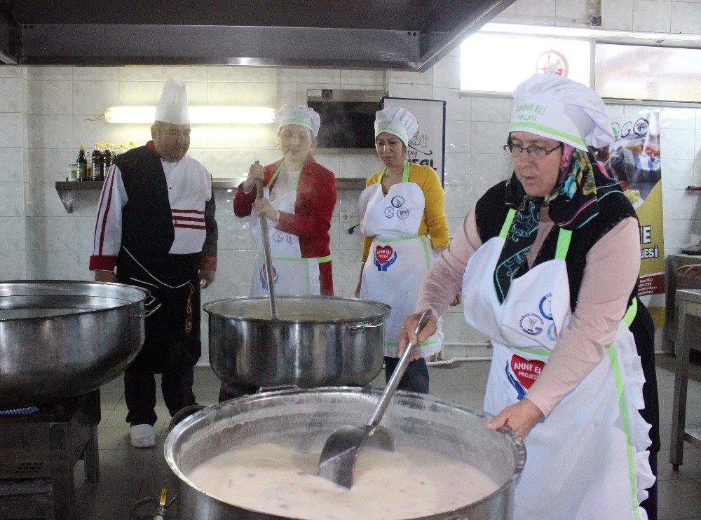 Üniversite Öğrencilerinin Yemeğine Anne Eli Değdi