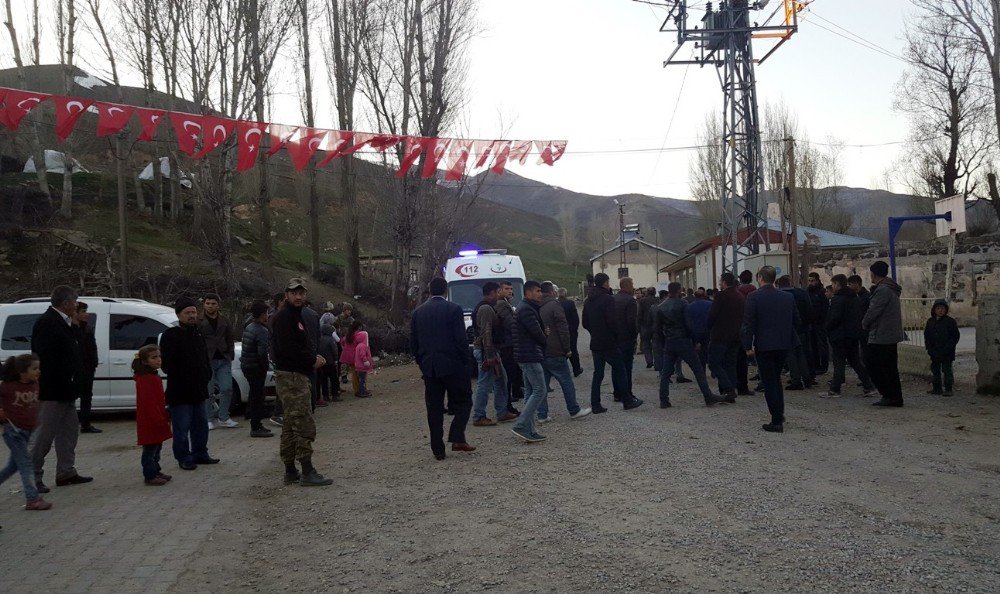 Şehidin Tatvan’daki Köyü Bayraklarla Donatıldı