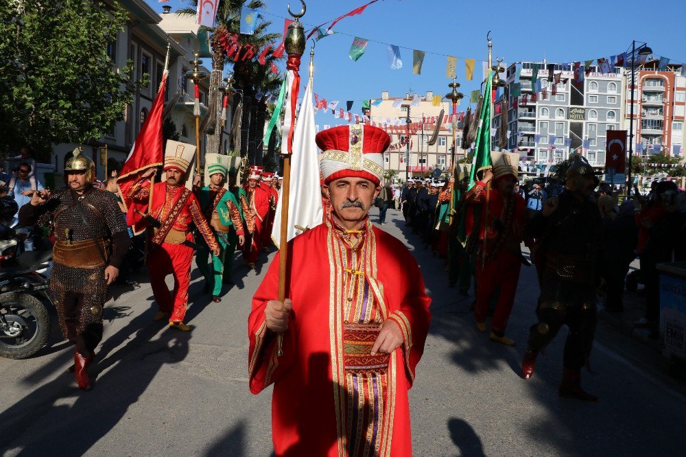 Mesir Festivaline Coşkulu Kortej