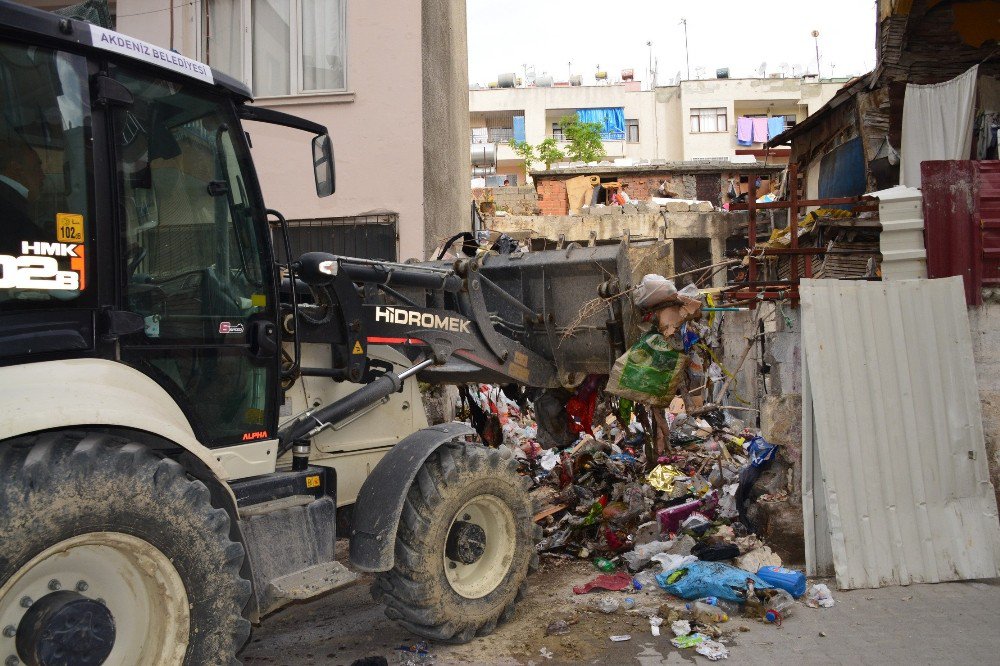 Mersin’de Yaşlı Kadının Evinden 4 Kamyon Çöp Çıktı