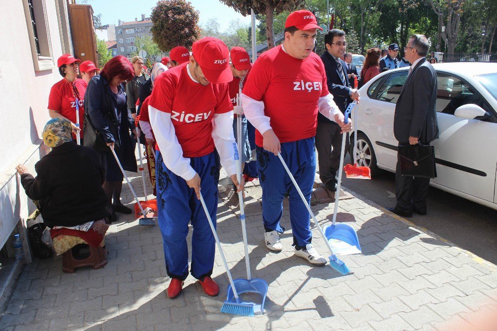 Otizmli Gençlerden Anlamlı Etkinlik