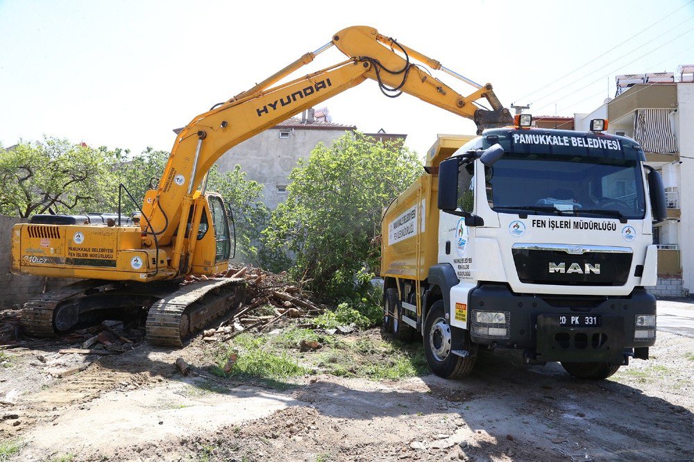 Pamukkale Belediyesi Metruk Binaları Yıkıyor