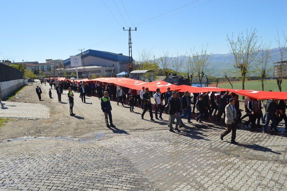 Şırnaklı Gençler, 57. Alay İçin 102 Metrelik Bayrakla Yürüdü