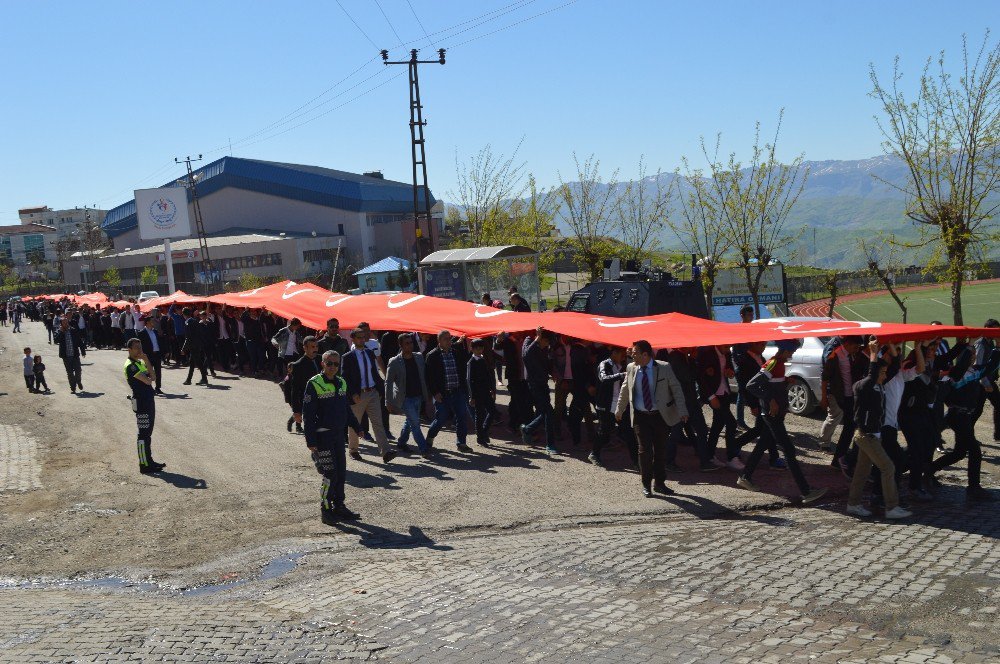 Şırnaklı Gençler, 57. Alay İçin 102 Metrelik Bayrakla Yürüdü