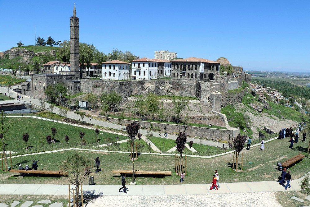 Sur’da Silah Seslerinin Yerini Kuş Cıvıltıları Aldı