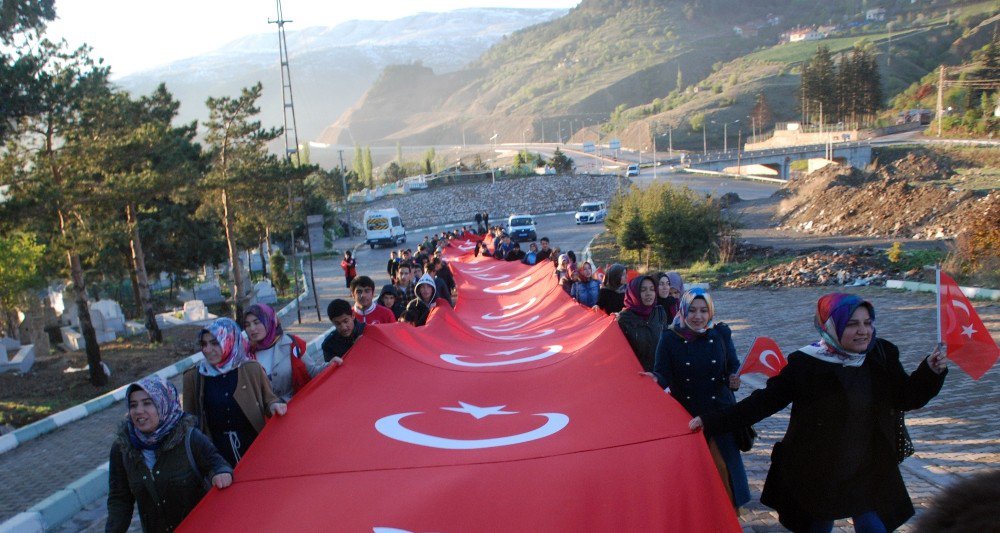 57. Alay İçin 60 Metrelik Bayrakla Yürüdüler