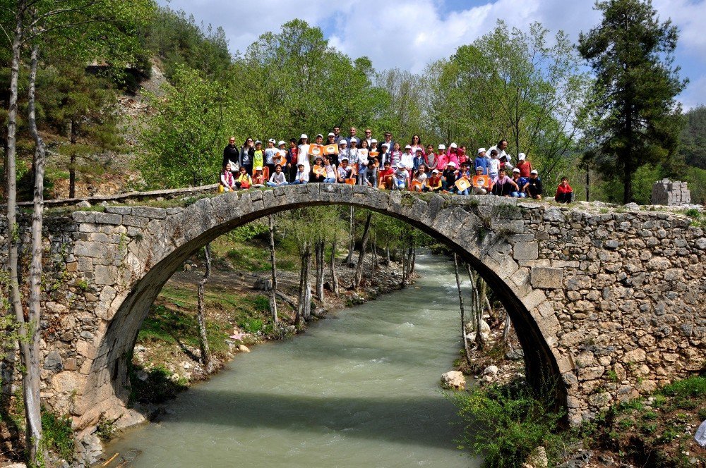 Toroslar Belediyesi’nden Öğrencilere Tarih Ve Doğa Gezisi