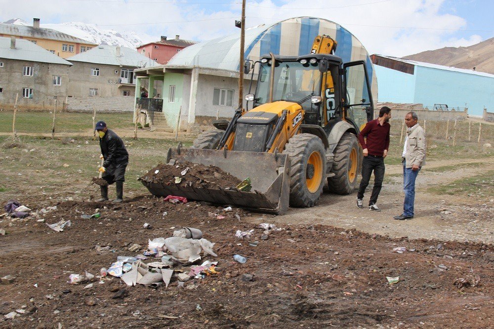 Başkale’de Kül Temizleme Çalışması