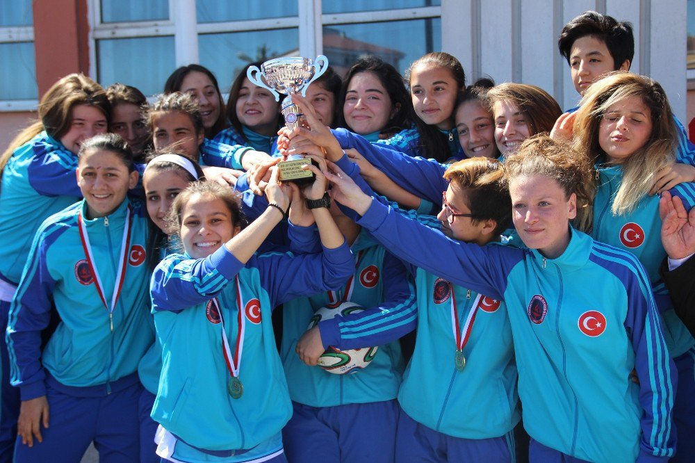 Türkiye Şampiyonu Kızlara Davullu Zurnalı Karşılama
