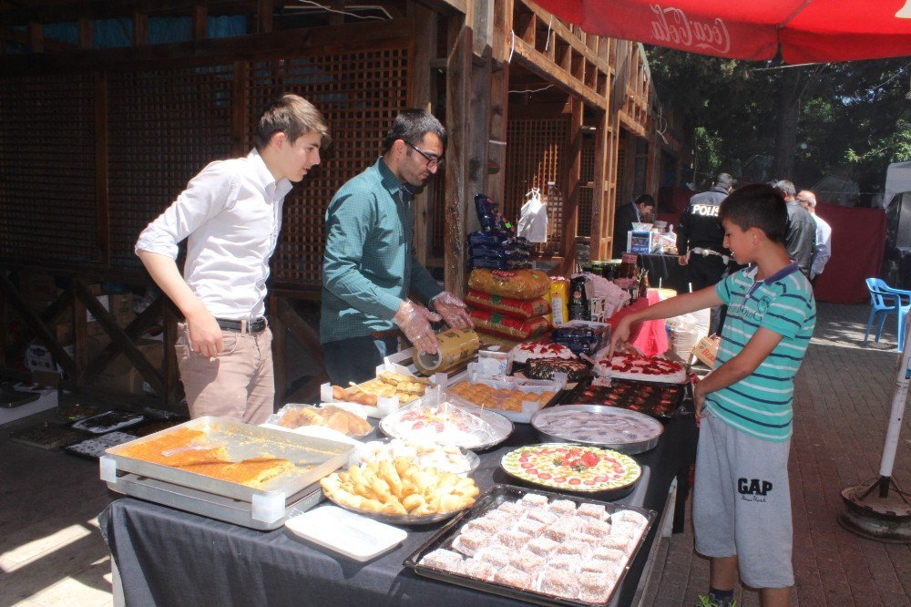 Öğrenciler Yararına Kermes Düzenlendi