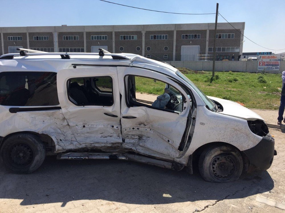 Balıkesir’de Trafik Kazası: 3 Yaralı