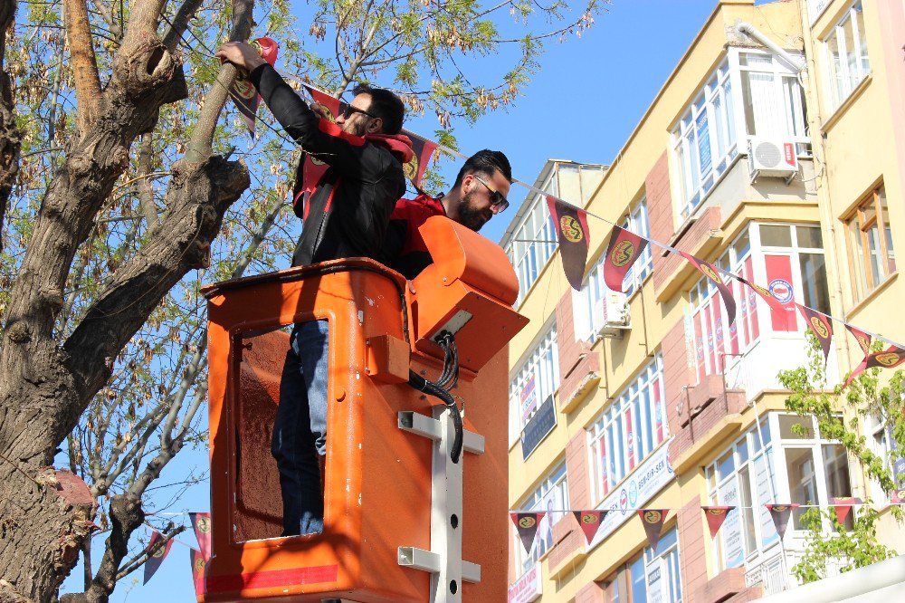 Cadde Ve Sokaklar Eskişehirspor Bayrakları İle Süsleniyor