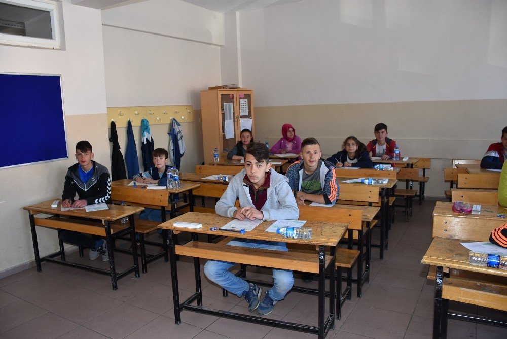 Dursunbey Belediyesi’nden Öğrencilere Sınav Seti