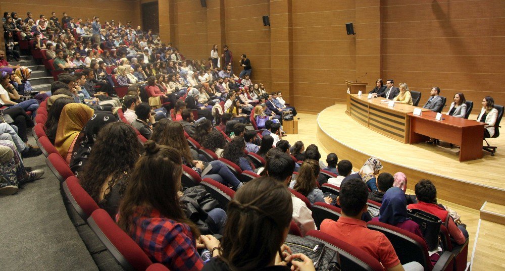 Hukukçular, Gaün’de Kariyer Masasında