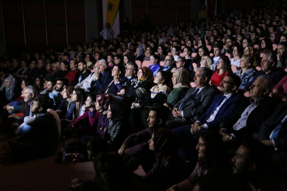 "Lafını Esirgemeyenler" Tiyatro Oyununa Büyük İlgi