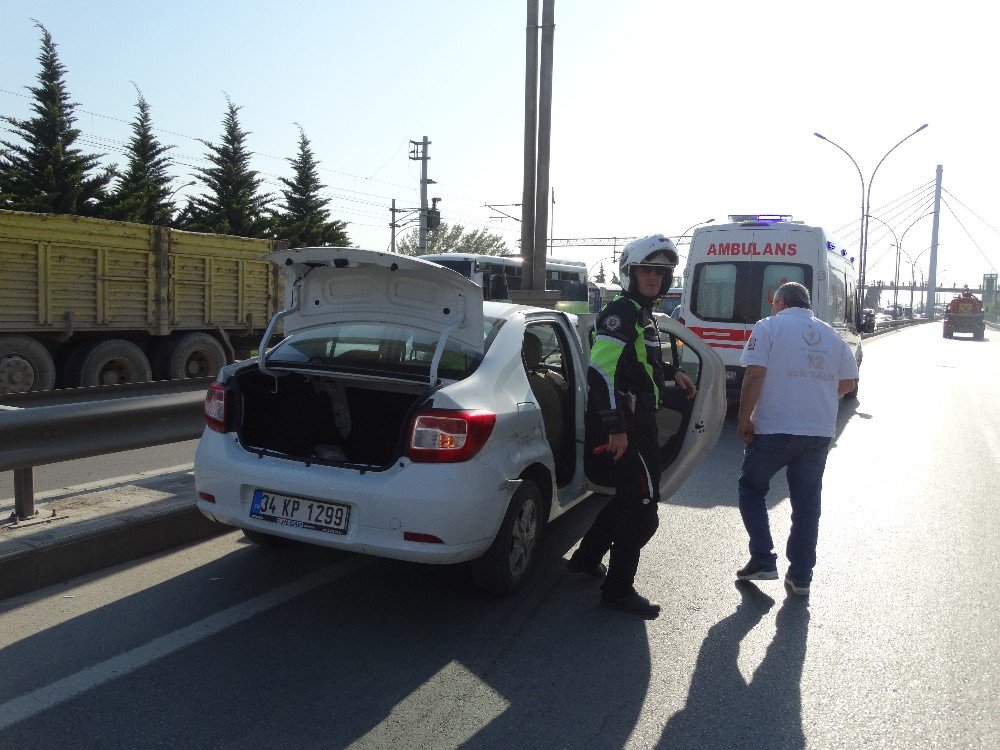 Bariyerlere Çarpan Otomobilin Sürücüsü Yaralandı