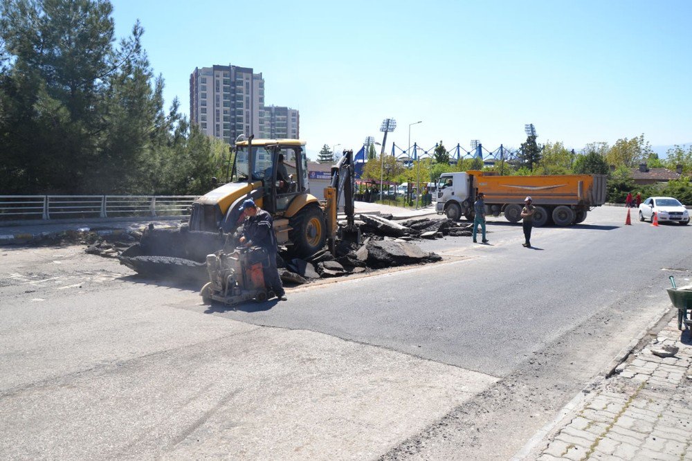Belediye Bozuk Yollarda Asfalt Çalışmasını Sürdürüyor