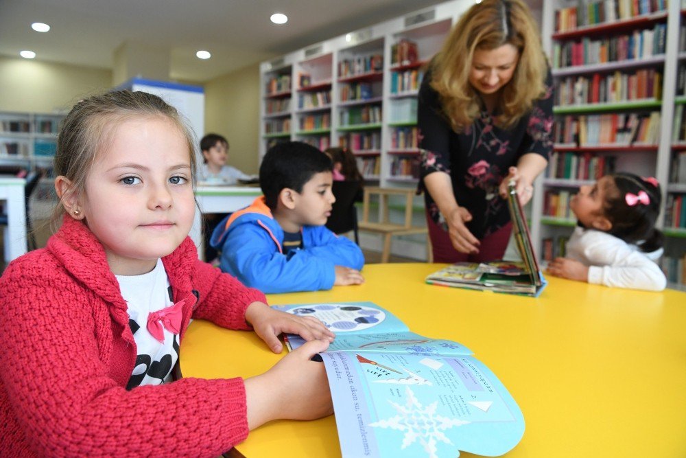 Anasınıfı Öğrencileri, Koshim Kütüphanesi’nde