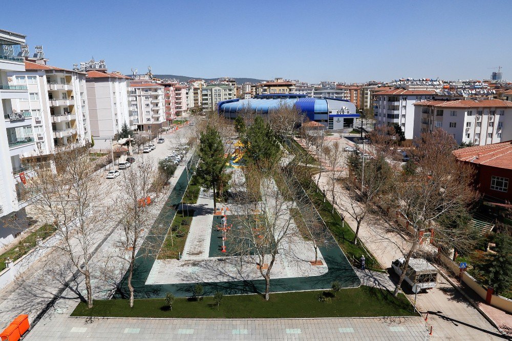 Atatürk Mahallesindeki Park Yenilendi