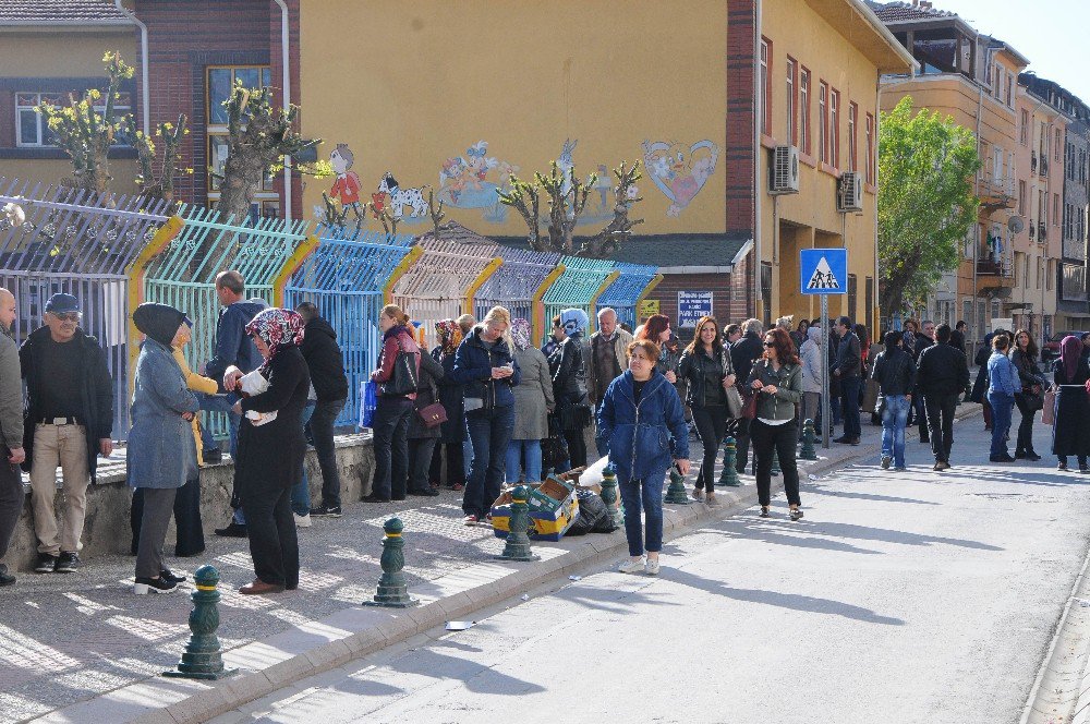 Teog Sınavında Öğrenciler İçerde, Aileler İse Dışarıda Ter Döktü