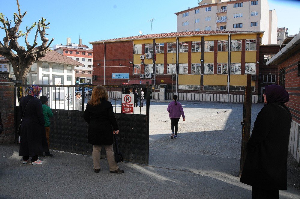 Teog Sınavında Öğrenciler İçerde, Aileler İse Dışarıda Ter Döktü