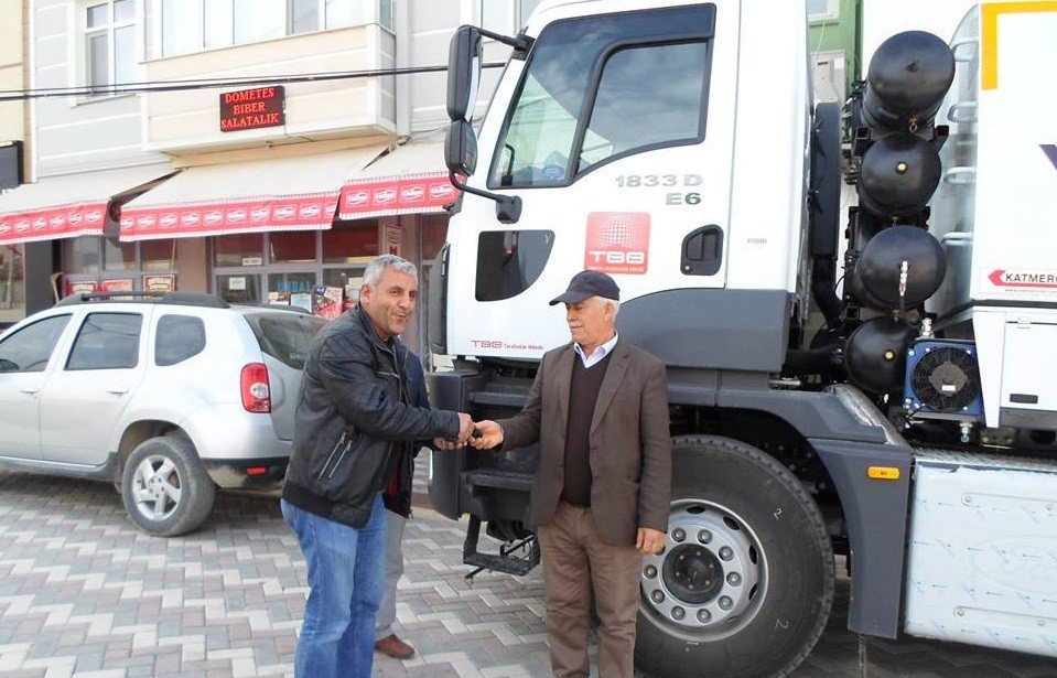 Yenipazar Belediyesi Araç Filosuna Yeni Yol Süpürme Kamyonu Ekledi