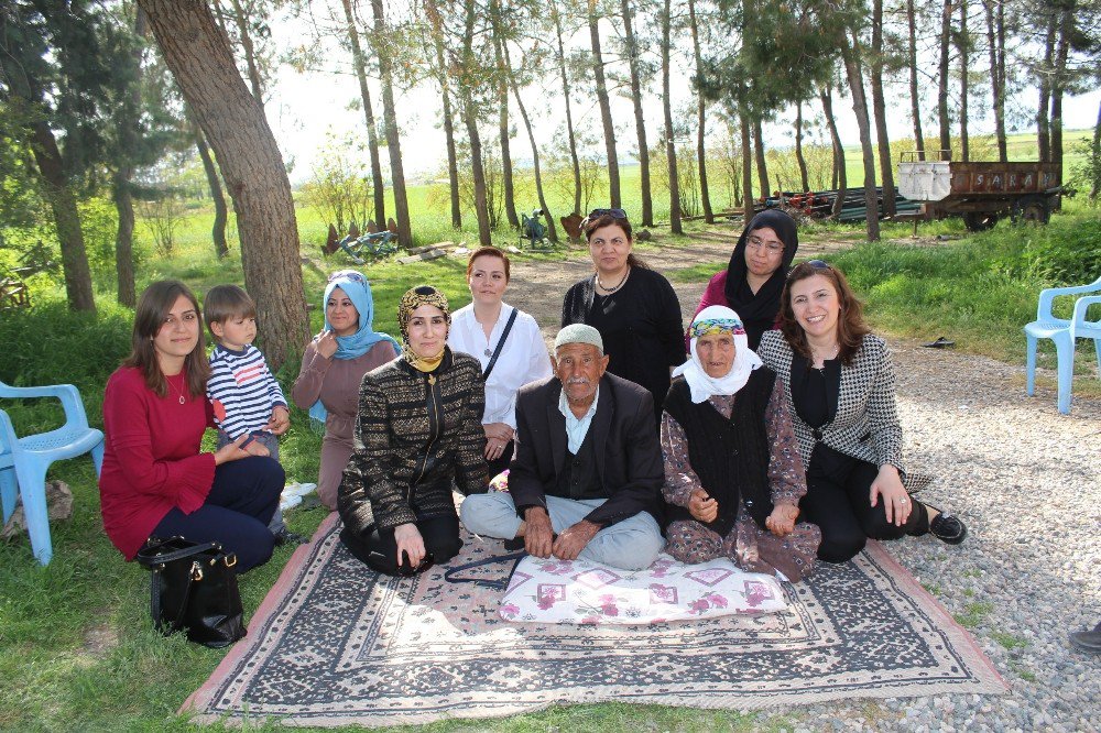 Samsat’ta Yetim Depremzedelere Hediye