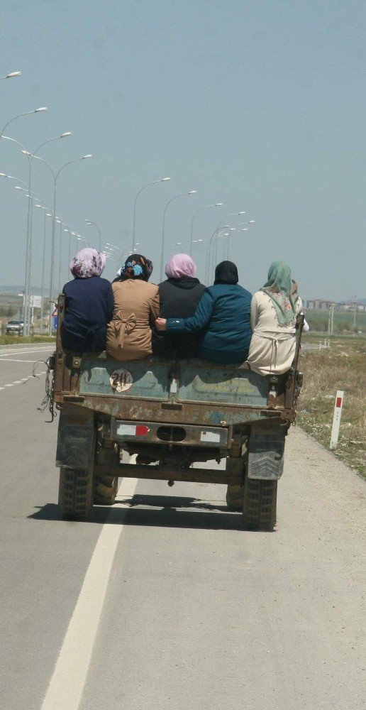 Kadınların Römork Kasasındaki Tehlikeli Yolcuğu Fotoğraflara Yansıdı