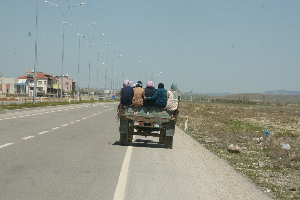 Kadınların Römork Kasasındaki Tehlikeli Yolcuğu Fotoğraflara Yansıdı