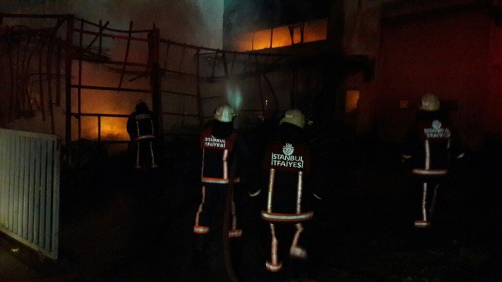 Sancaktepe’de Çıkan Yangında Fabrika Alev Alev Yandı