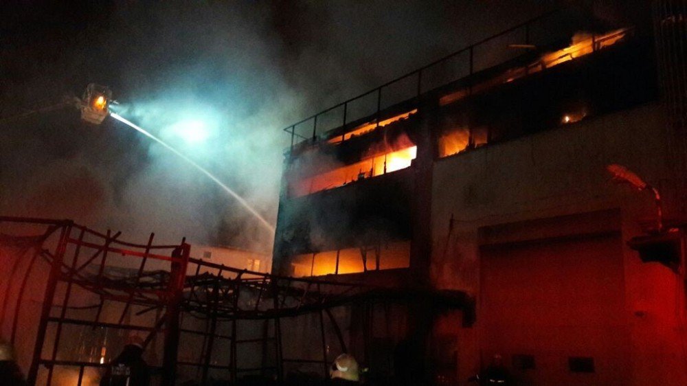 Sancaktepe’de Çıkan Yangında Fabrika Alev Alev Yandı