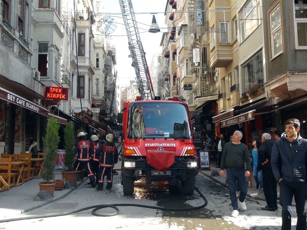 Beyoğlu’nda Korkutan Yangın