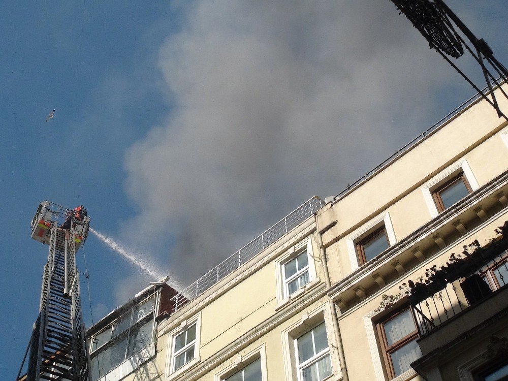 Beyoğlu’nda Korkutan Yangın