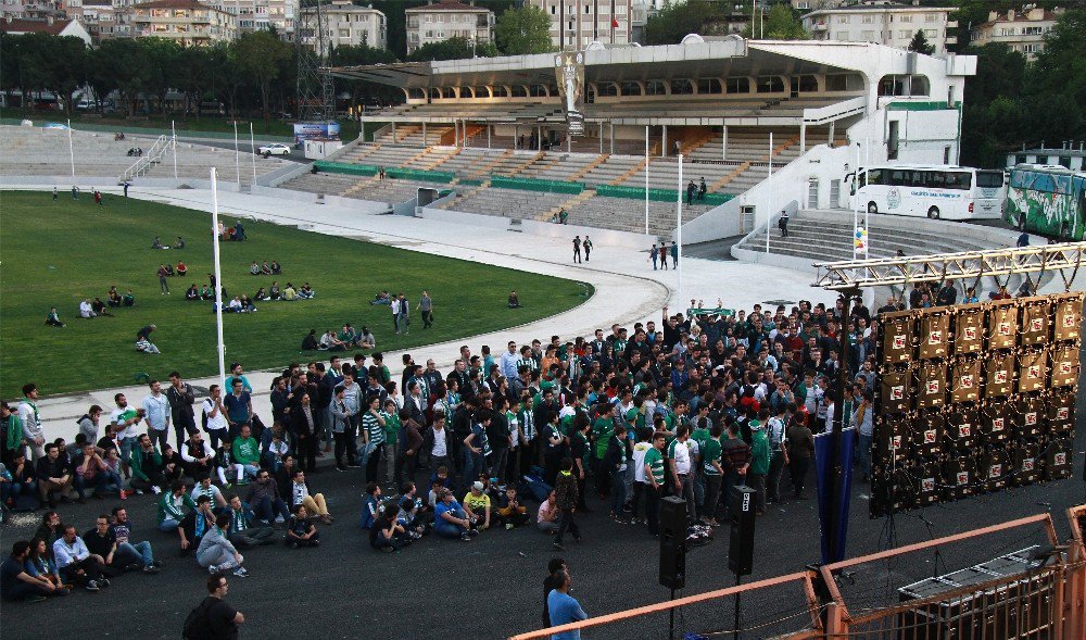 Bursasporlu Taraftarlar, Seyircisiz Maçı Dev Ekranda İzledi