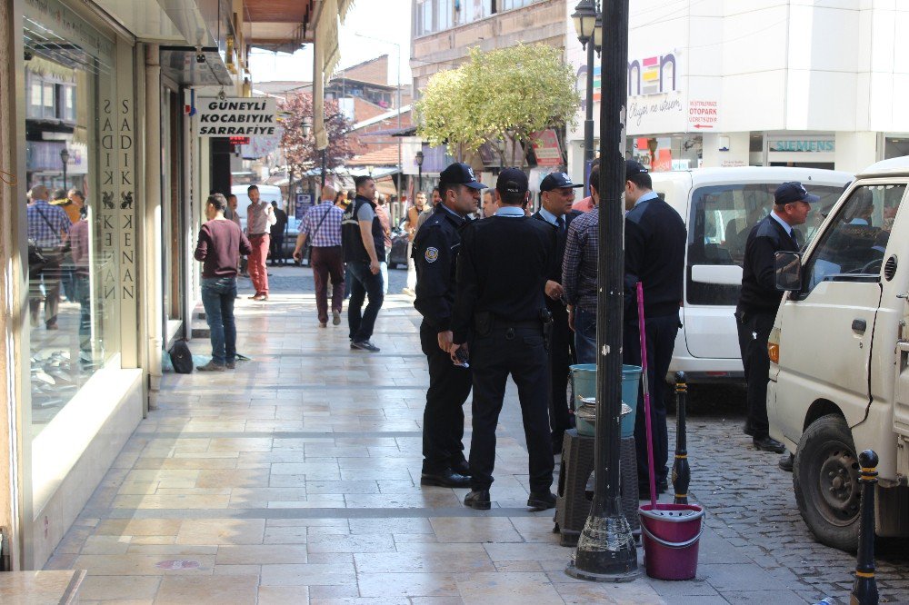 Kavgada Sıkılan Kurşunlar İş Yerlerine İsabet Etti