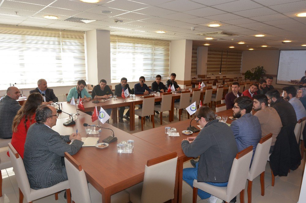 Düzce Üniversitesi Rektörü Ögrenci Temsilcileriyle Bir Araya Geldi