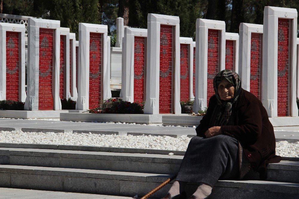 Şehitler Abidesine Ziyaretçi Akını