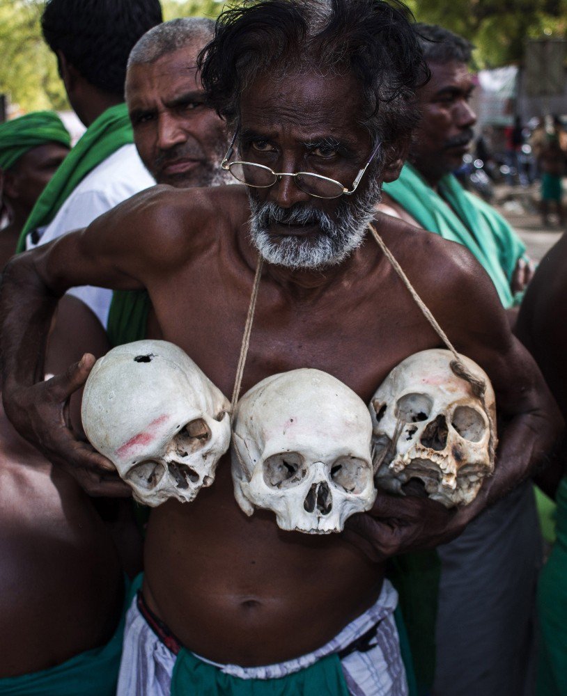 Hindistanlı Çiftçilerden Kafataslı Protesto