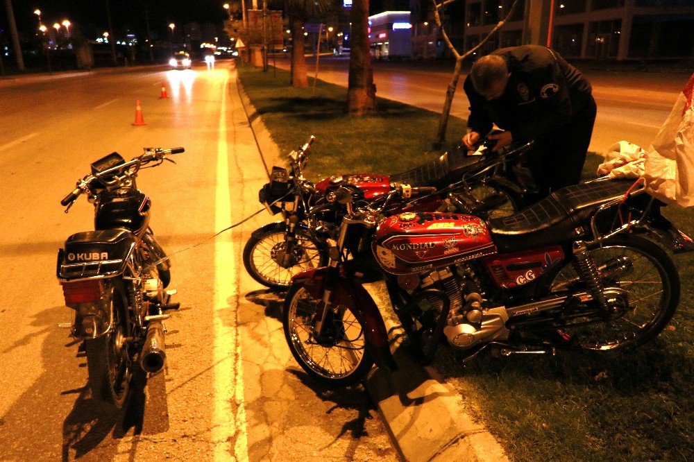 Çalıntı Motosikletle 2 Motosiklet Çalan Hırsızlar Polisi Görünce Motosikletleri Bırakıp Kaçtı